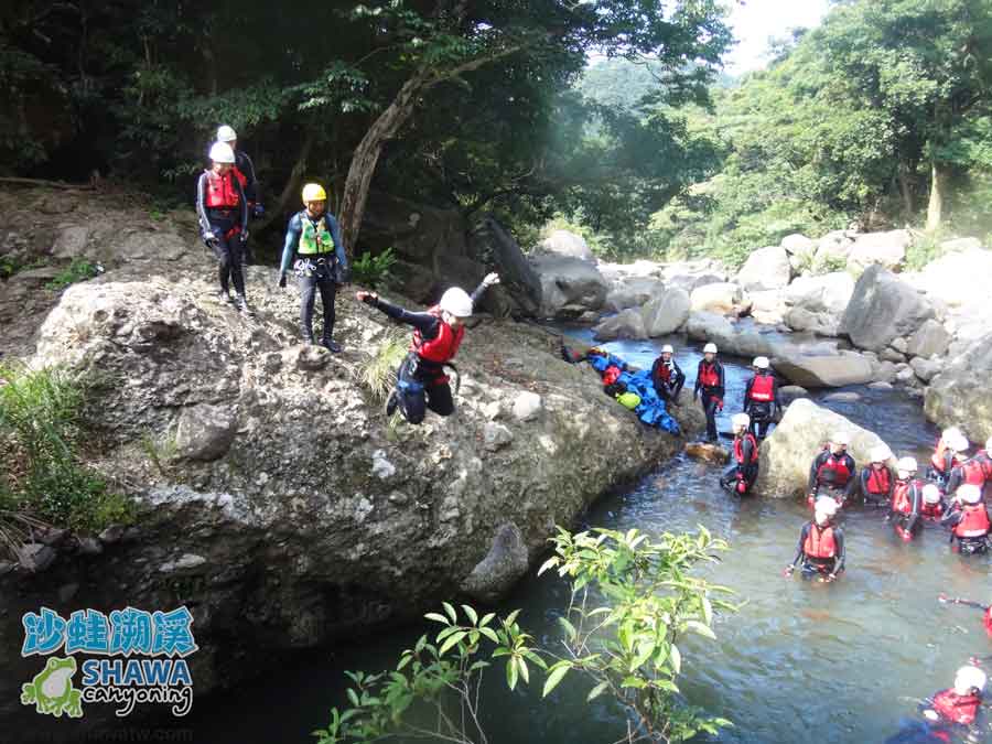 沙蛙溯溪-老梅溪-豬槽潭跳水2-Shawa Canyoning & River Tracing Taiwan