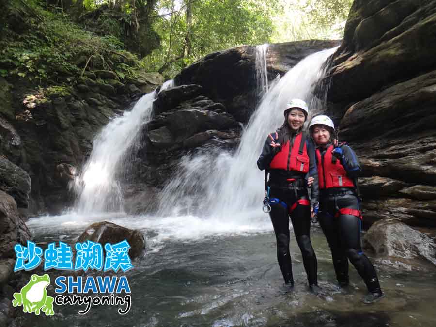新竹梅花溪-沙蛙溯溪-穿瀑前合影-SHAWA CANYONING TAIWAN Mei-Hua river tracing